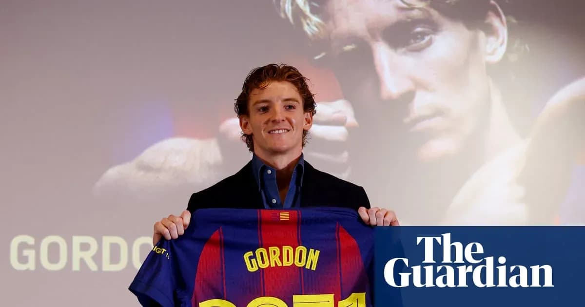 Jugador presenta camiseta del FC Barcelona en evento