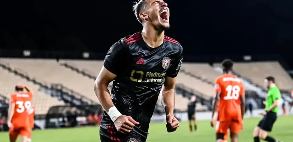 Jugador celebra un gol durante el partido