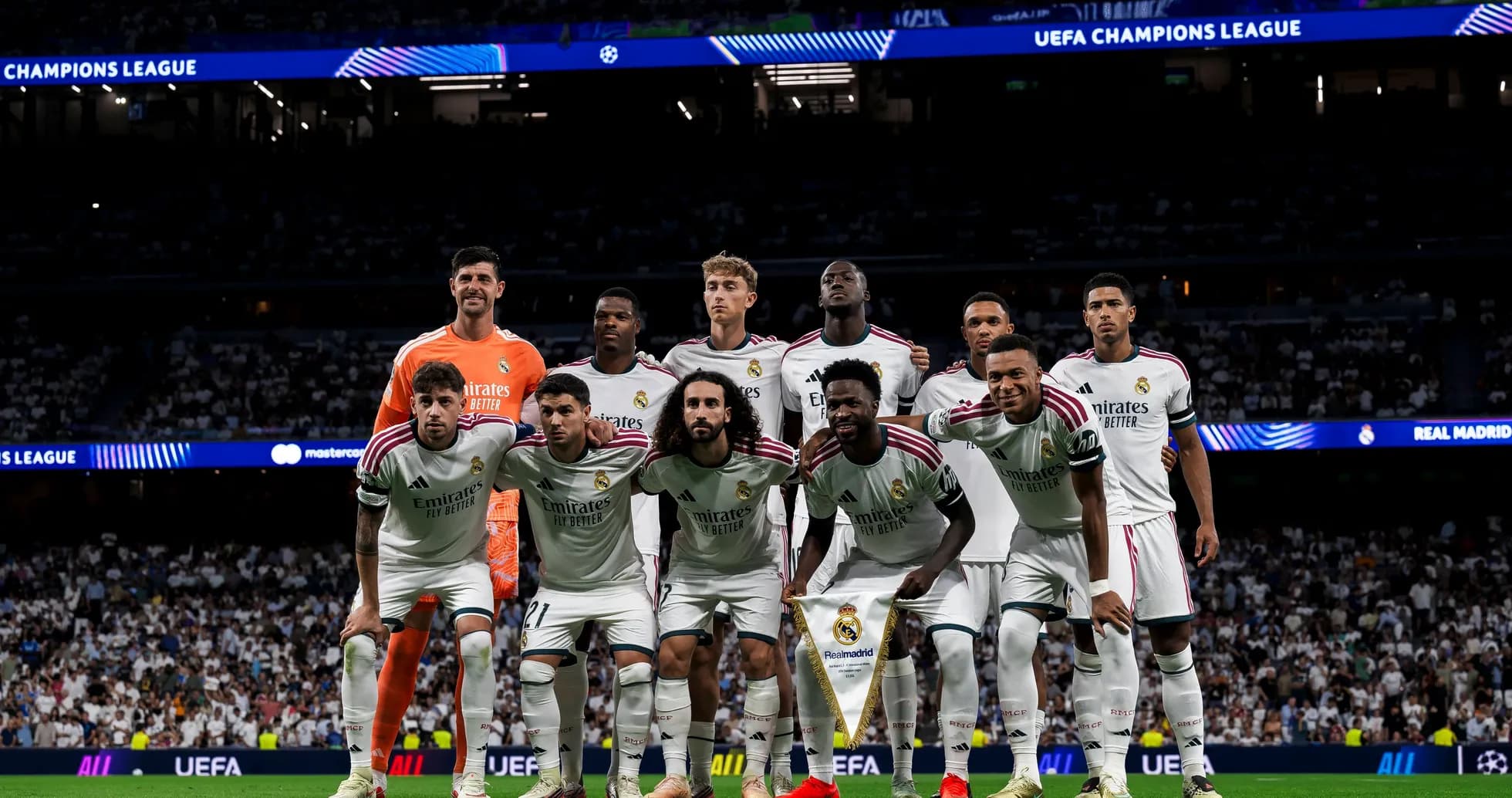 Equipo de Real Madrid posando antes del partido