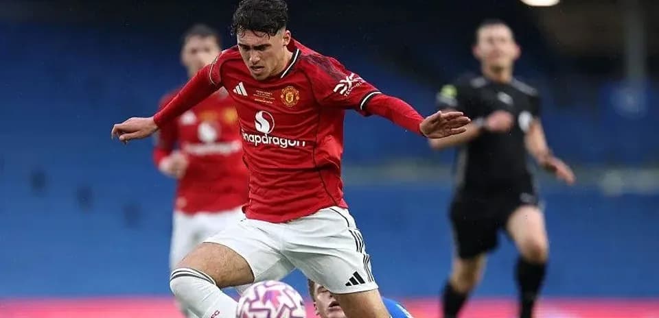 Jugador de Manchester United caído durante el partido