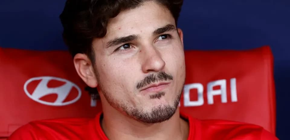 Jugador sentado en el banquillo durante un partido