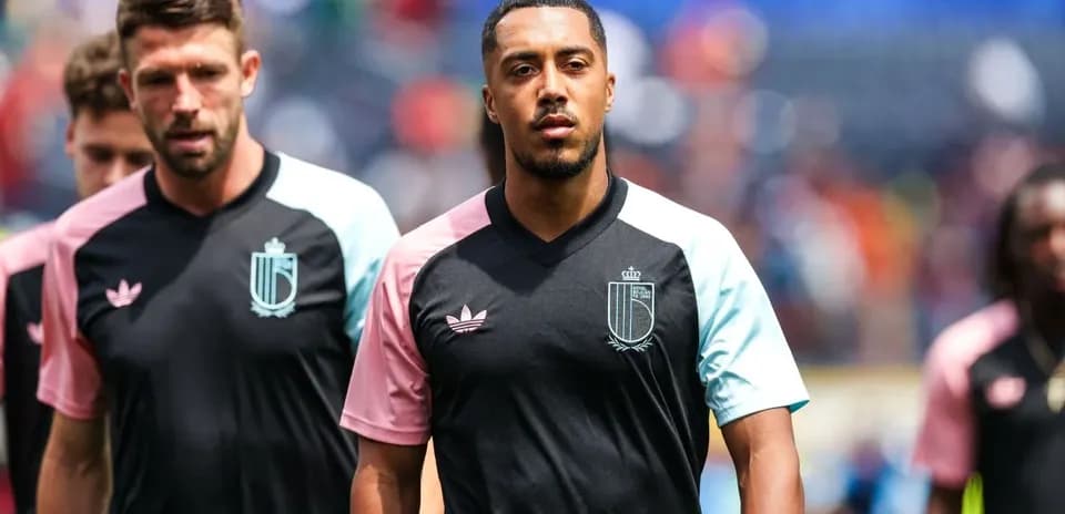 Jugadores caminando hacia el campo en uniforme