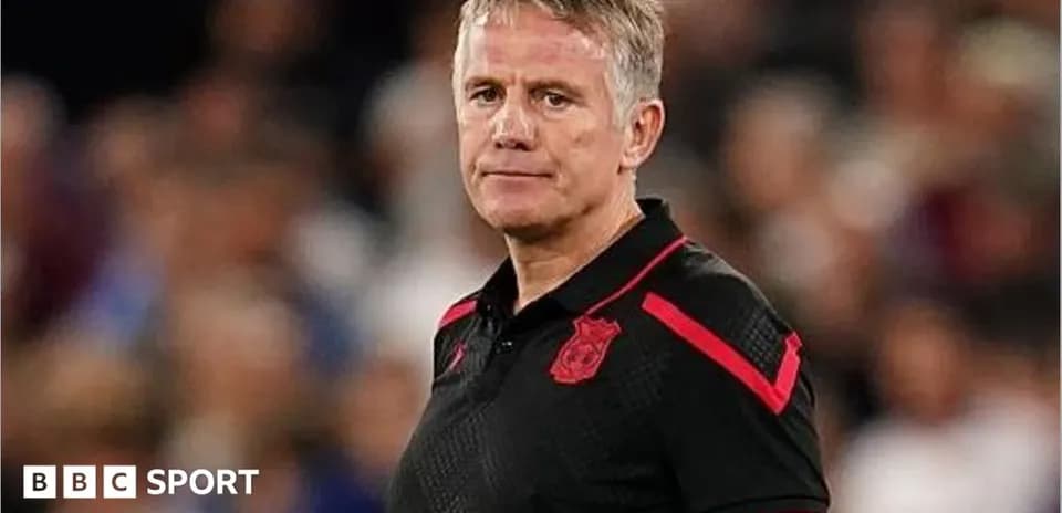 Entrenador en el banquillo durante el partido