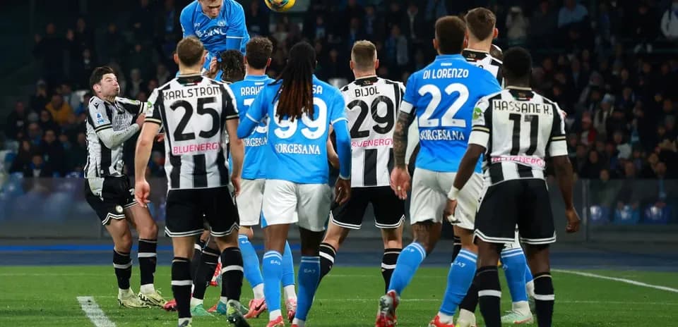 Jugador del Napoli saltando para cabecear
