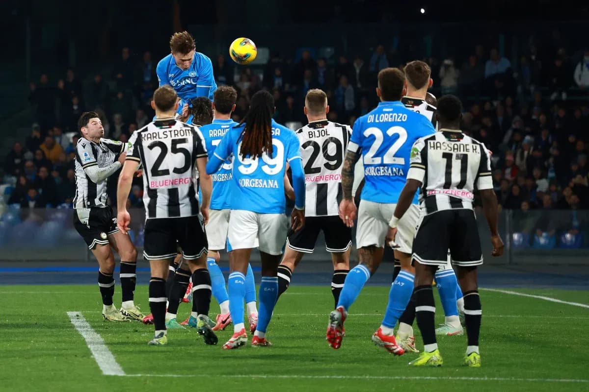 Jugador del Napoli saltando para cabecear Jugador del Napoli saltando para cabecear