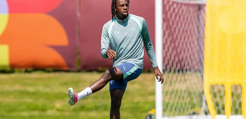 Jugador estirando en sesión de entrenamiento al aire libre