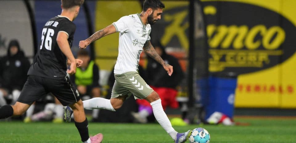 Jugador del NY Cosmos driblando durante el partido