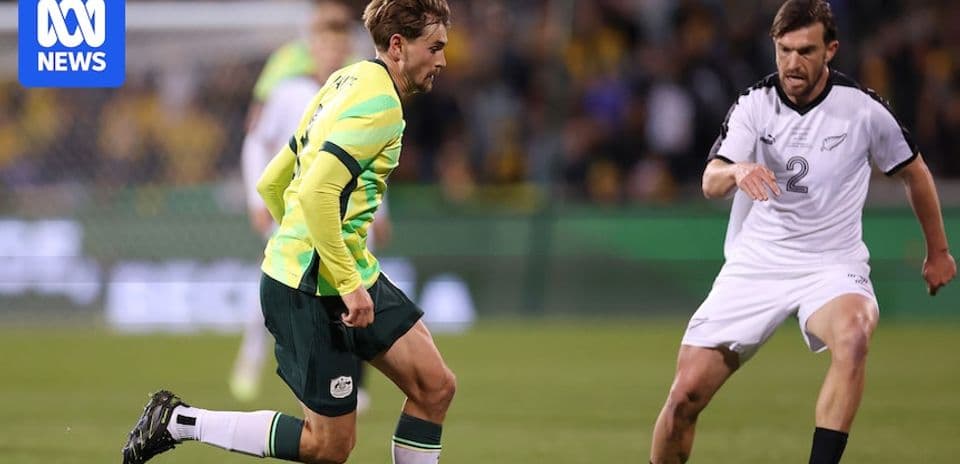 Jugador de Australia driblando frente a oponente de Nueva Zelanda