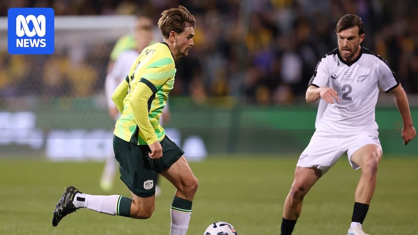 Jugador de Australia driblando frente a oponente de Nueva Zelanda
