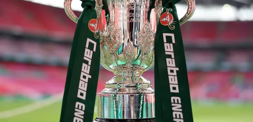 Trofeo Carabao con cintas verdes en el estadio