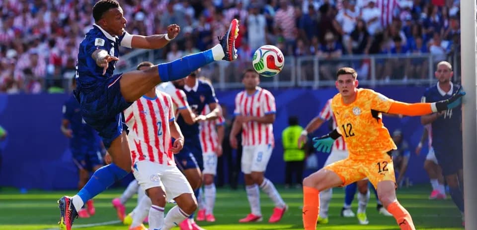 Jugador de Francia chutando el balón en partido