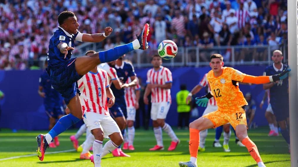 Jugador de Francia chutando el balón en partido