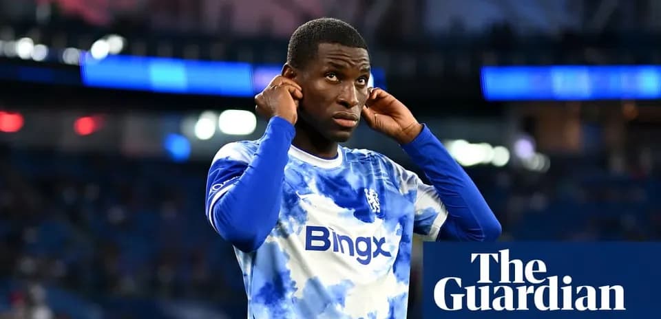 Jugador de Chelsea ajustándose los auriculares antes del partido