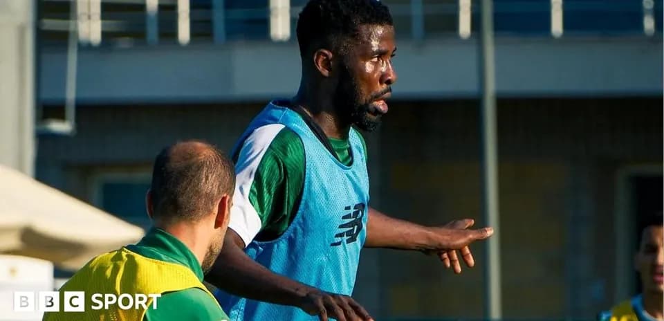 Jugador entrenando con compañeros en el campo