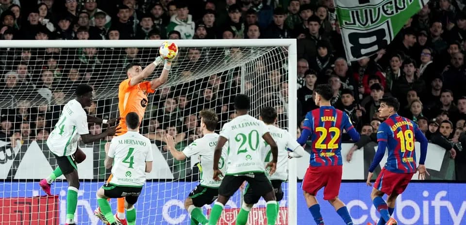 Portero atrapando el balón en un partido