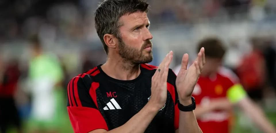 Entrenador aplaudiendo tras el partido