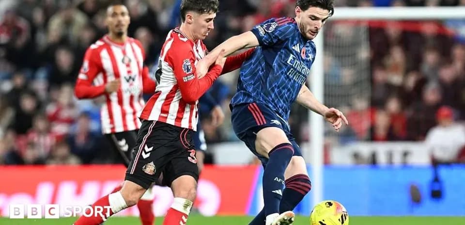 Jugador de Sunderland persigue a jugador de Arsenal