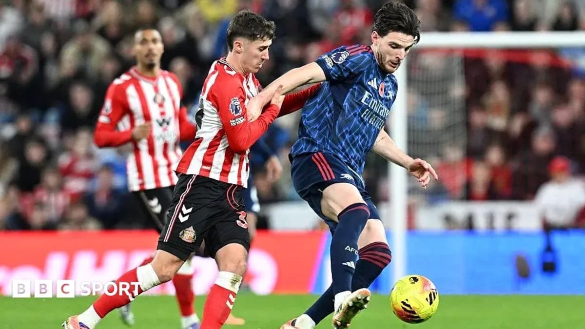 Jugador de Sunderland persigue a jugador de Arsenal