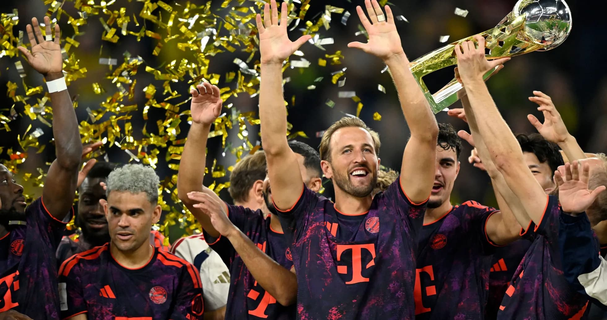 Jugadores de Bayern Múnich celebrando con trofeo