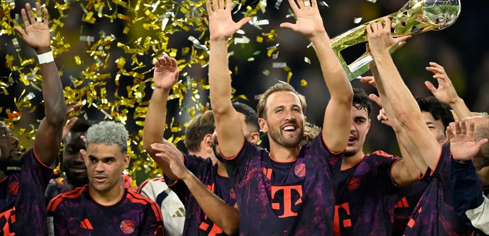 Jugadores de Bayern Múnich celebrando con trofeo