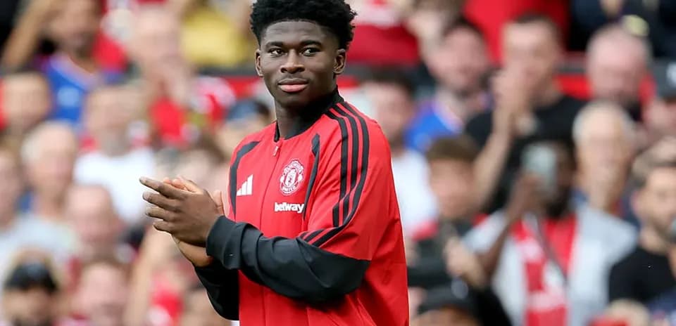 Jugador de Manchester United aplaudiendo en el estadio