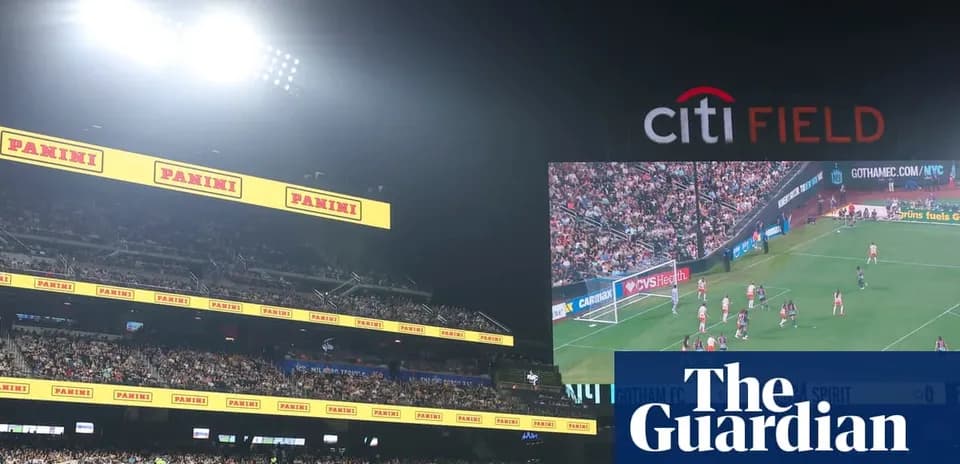 Partido de fútbol en Citi Field con espectadores