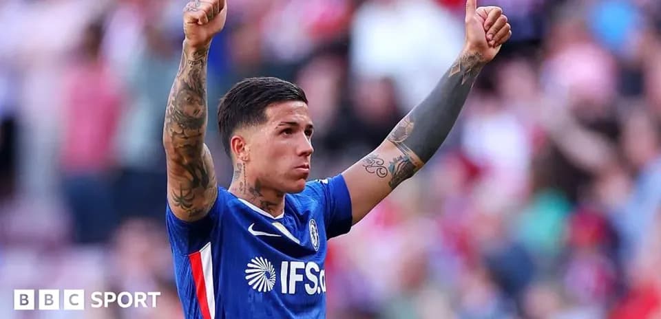 Jugador aplaudiendo a la afición en el estadio