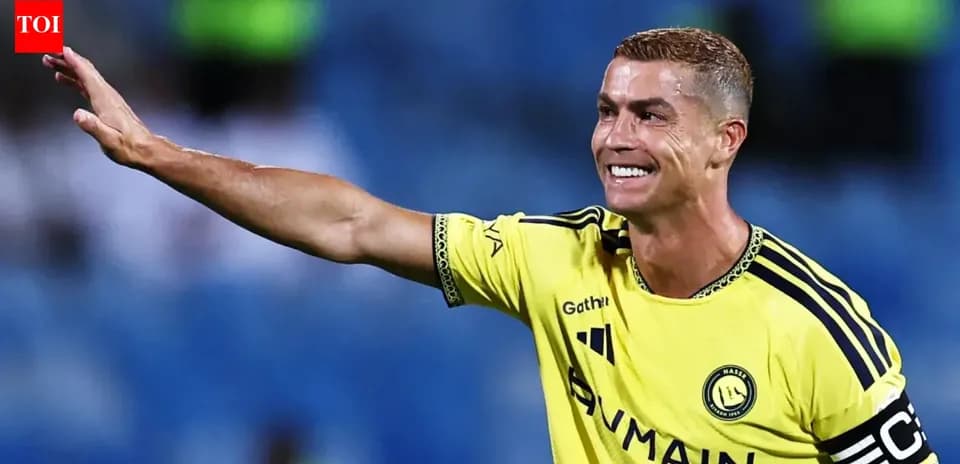 Cristiano Ronaldo saludando en el campo de juego