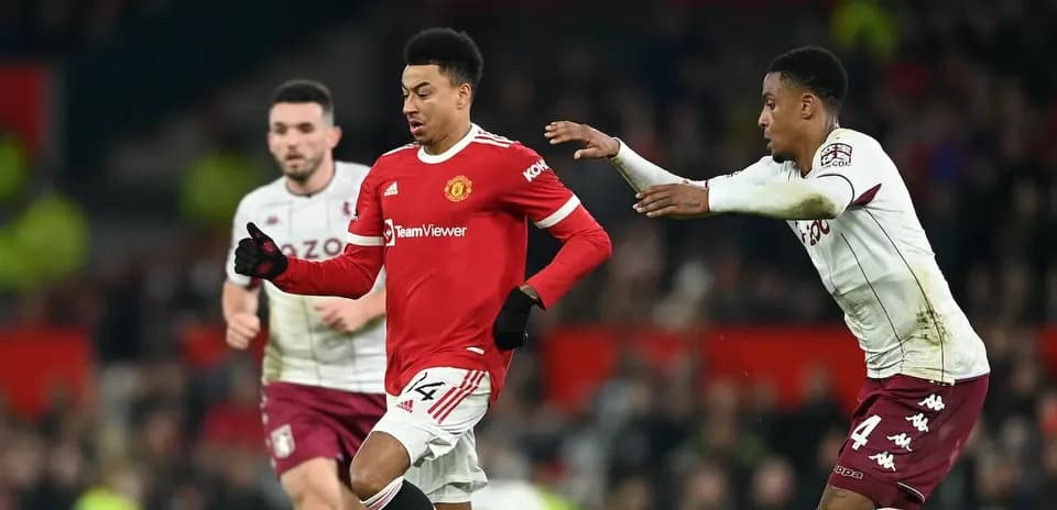 Jugadores de Manchester United y Aston Villa compitiendo por el balón