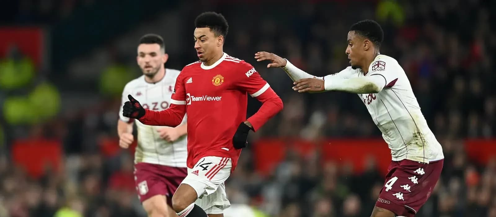 Jugadores de Manchester United y Aston Villa compitiendo por el balón