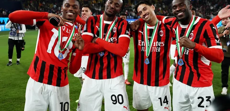 Jugadores de AC Milan celebrando con medallas