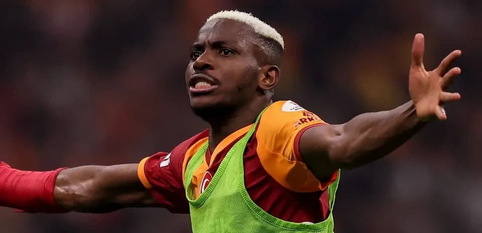 Jugador celebrando un gol con camiseta de Galatasaray
