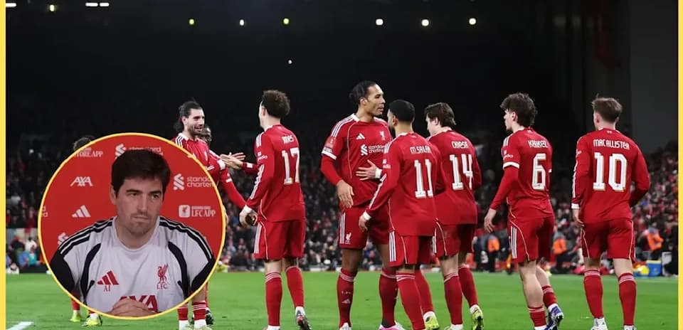 Jugadores de Liverpool celebrando en Anfield durante partido
