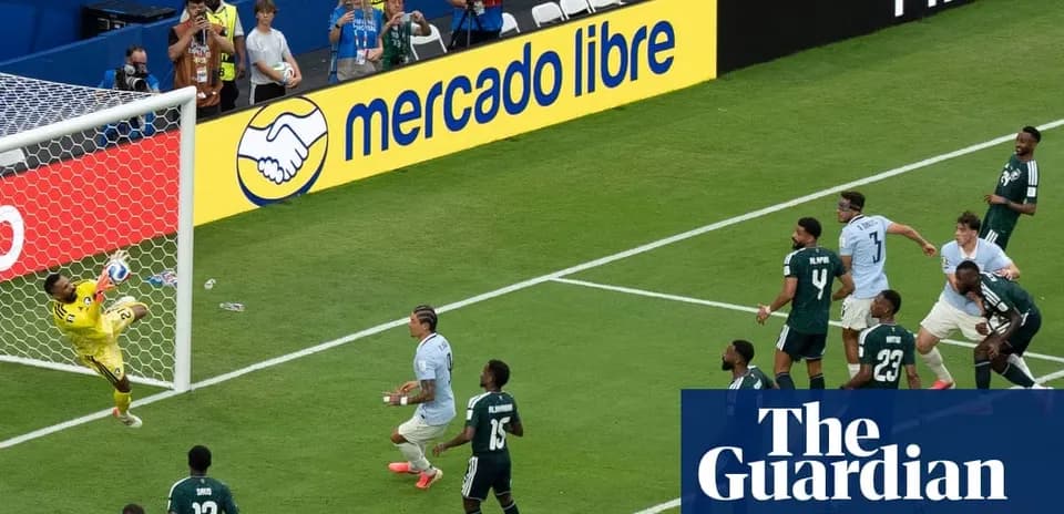 Portero atrapando un balón en el área penal