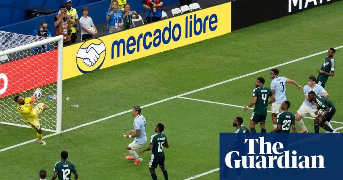 Portero atrapando un balón en el área penal