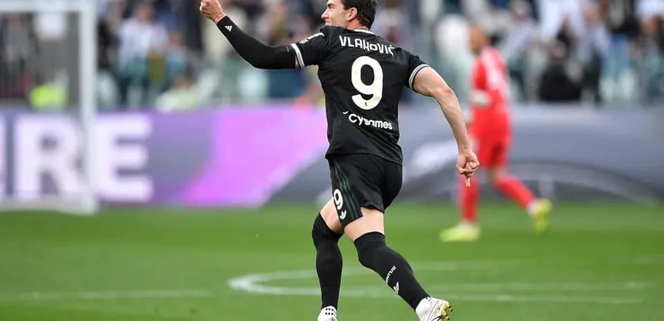 Dusan Vlahovic celebrando un gol en el partido