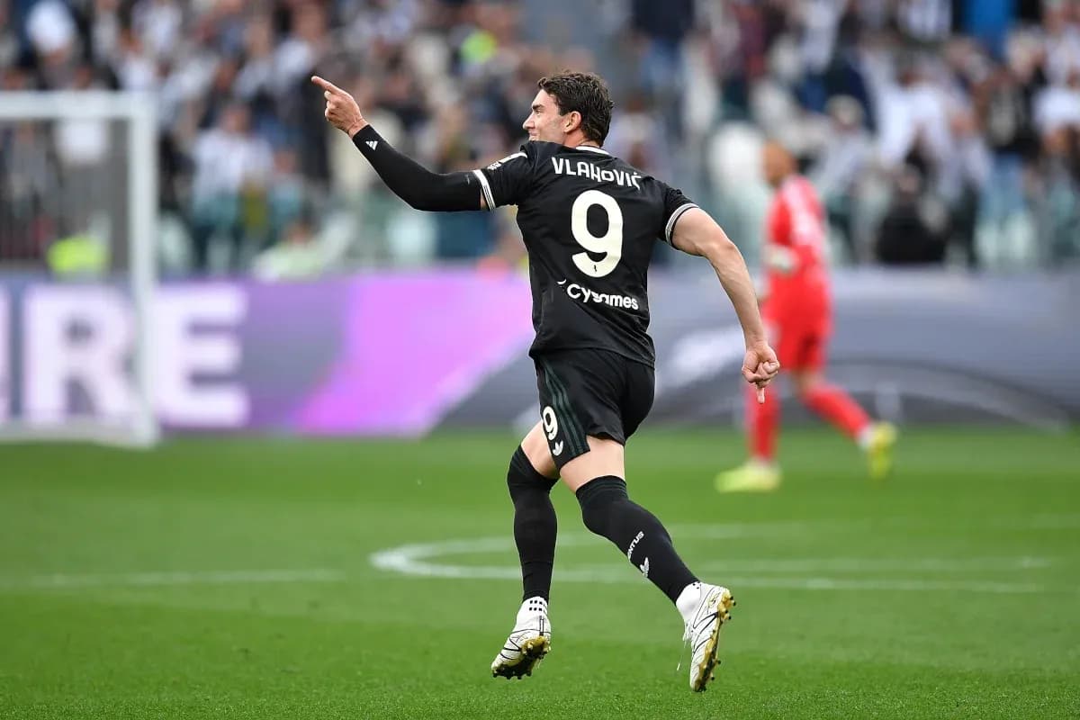 Dusan Vlahovic celebrando un gol en el partido