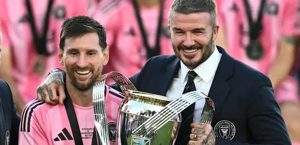 Lionel Messi y David Beckham sosteniendo un trofeo