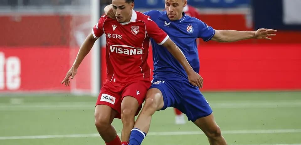 Dos jugadores compitiendo por el balón en el partido