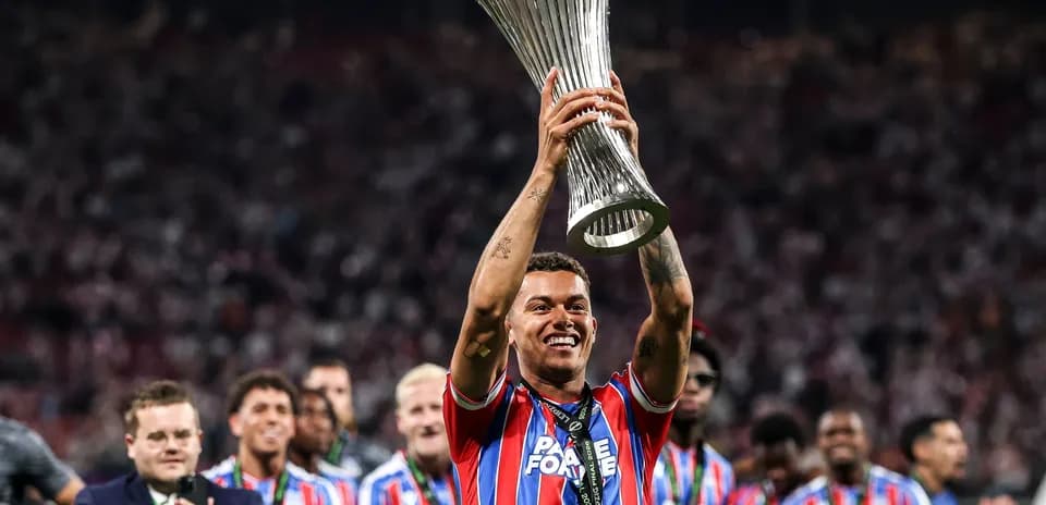 Jugador levantando trofeo de la UEFA en celebración