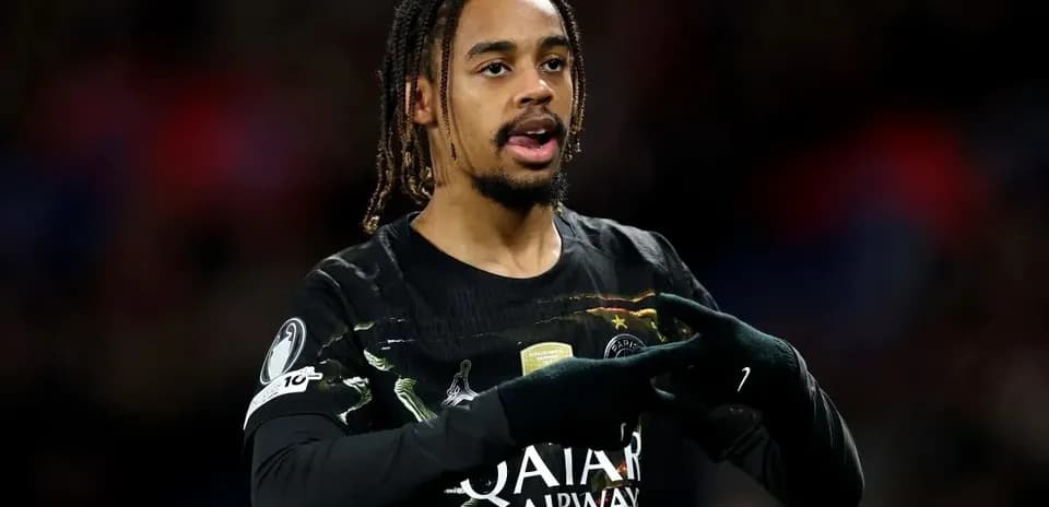 Jugador de PSG haciendo un gesto durante el partido