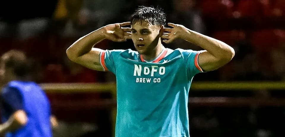 Jugador haciendo gesto de celebración en el campo