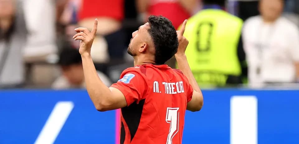 Jugador celebrando gol en partido de fútbol