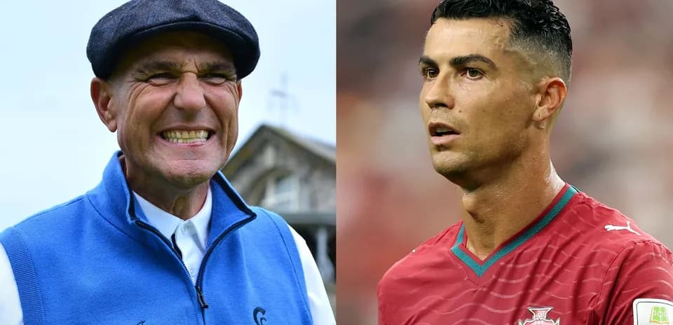 Hombre sonriendo junto a Cristiano Ronaldo en partido