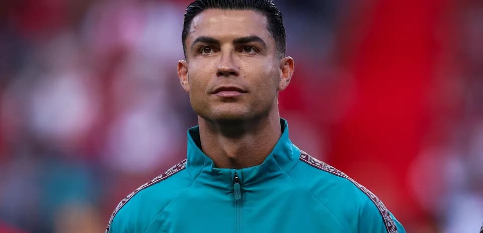 Cristiano Ronaldo en uniforme en el campo de juego