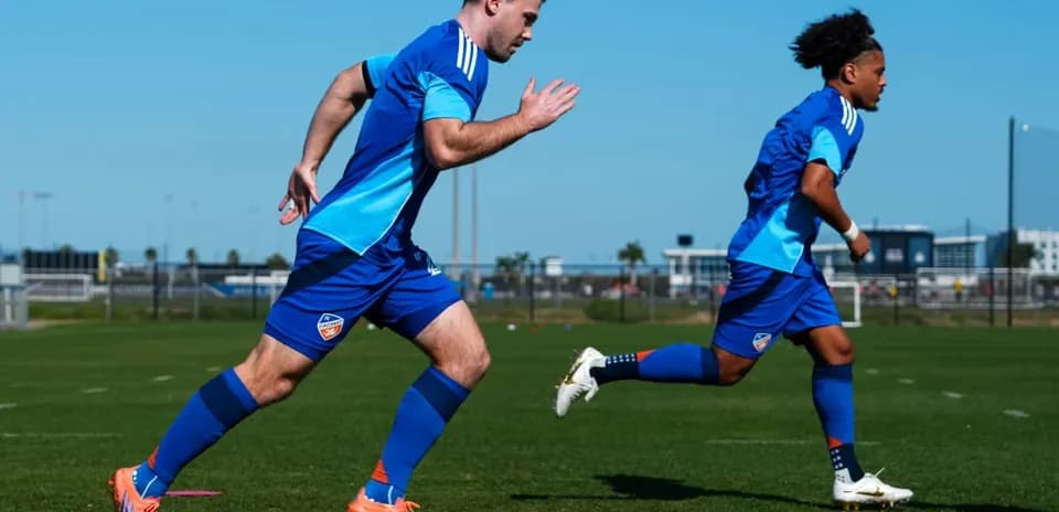 Jugadores de FC Cincinnati II entrenando en el campo