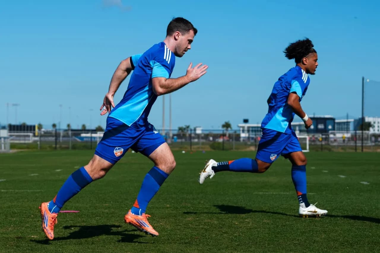 Jugadores de FC Cincinnati II entrenando en el campo