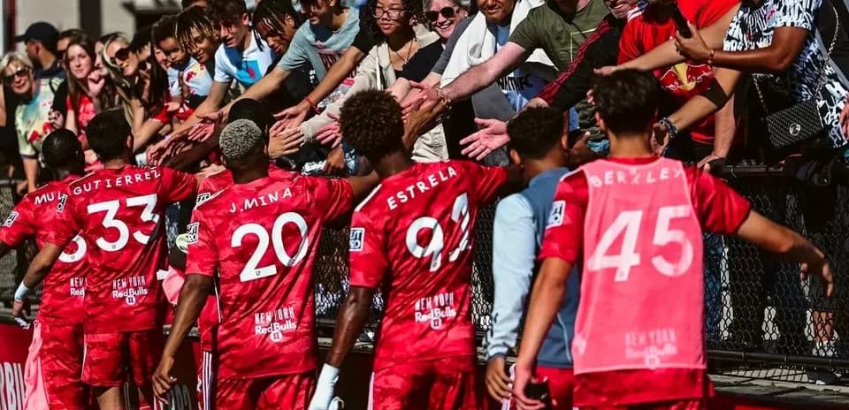 Jugadores de New York RB II saludando a aficionados