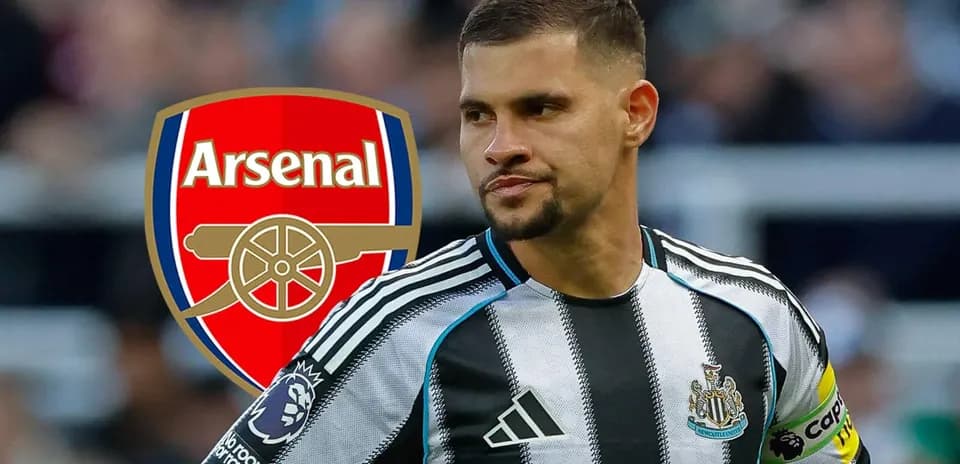 Jugador de Newcastle con el escudo de Arsenal