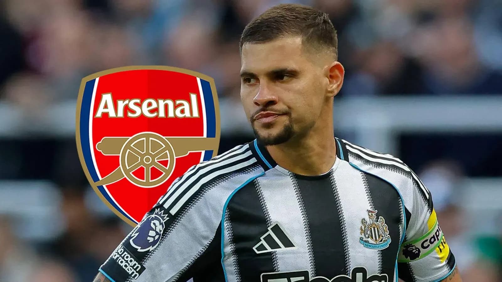 Jugador de Newcastle con el escudo de Arsenal